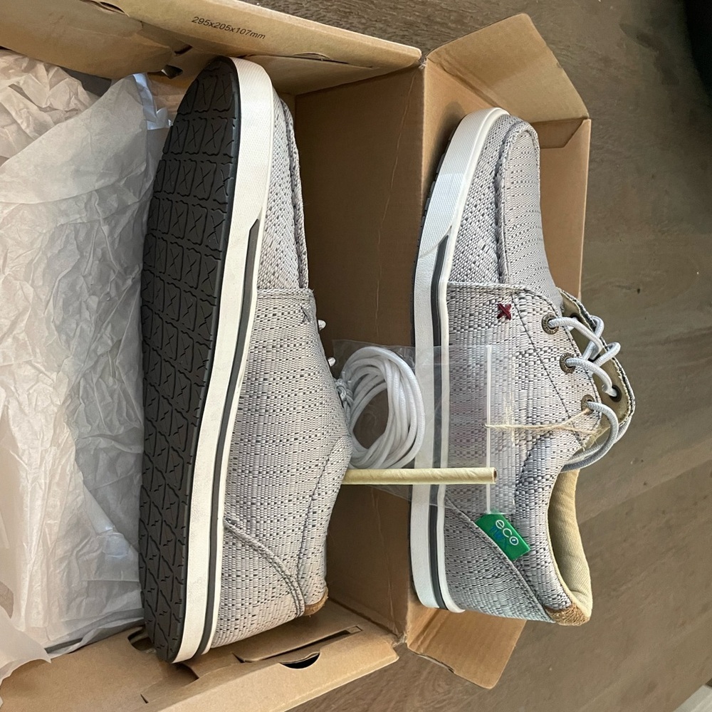 never even worn - Picture 2 of 2